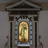 Nel presbiterio � presente un affresco dell�Ultima Cena, opera dei fratelli Prayer, mentre sull�altare � posta una statua della Madonna